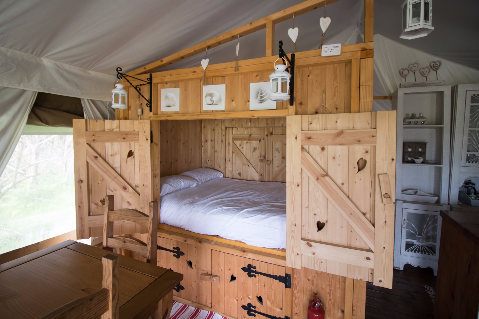 Sleeping in a Safari Tent at Harvest Moon Holidays near North Berwick, East Lothian, Scotland, UK. This luxurious glamping site, located on a gorgeous private beach, is home to seven large safari tents and seven fabulous treehouses. If quirky and unusual accommodation is your jam then you will love this glamping site. Each safari tent is kitted out with two bedrooms and a cosy cupboard bed, a lounge and dining room, a kitchen and an ensuite WC and hot shower! Click through to read more...