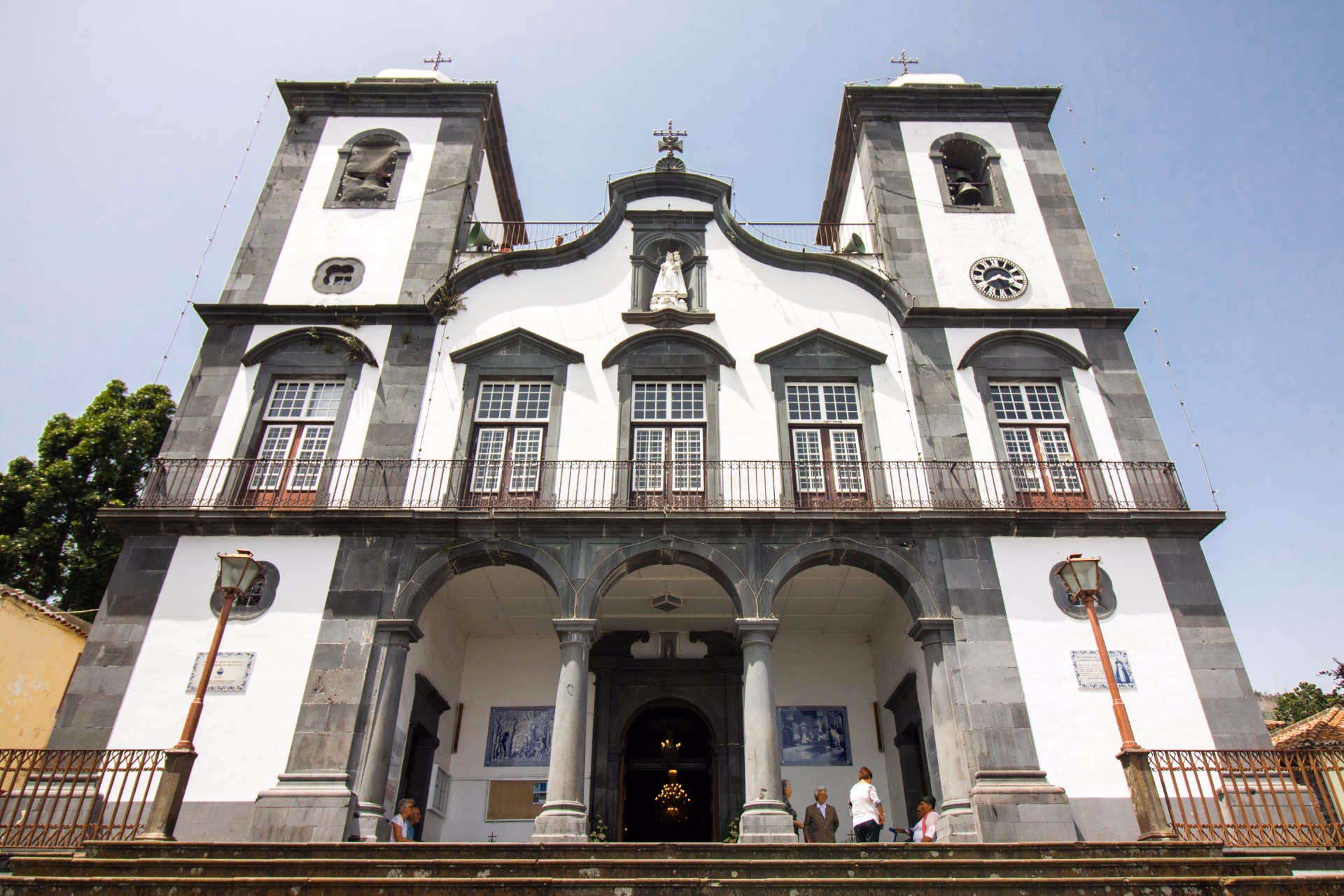 white-and-blackmonte-church-in-funchal
