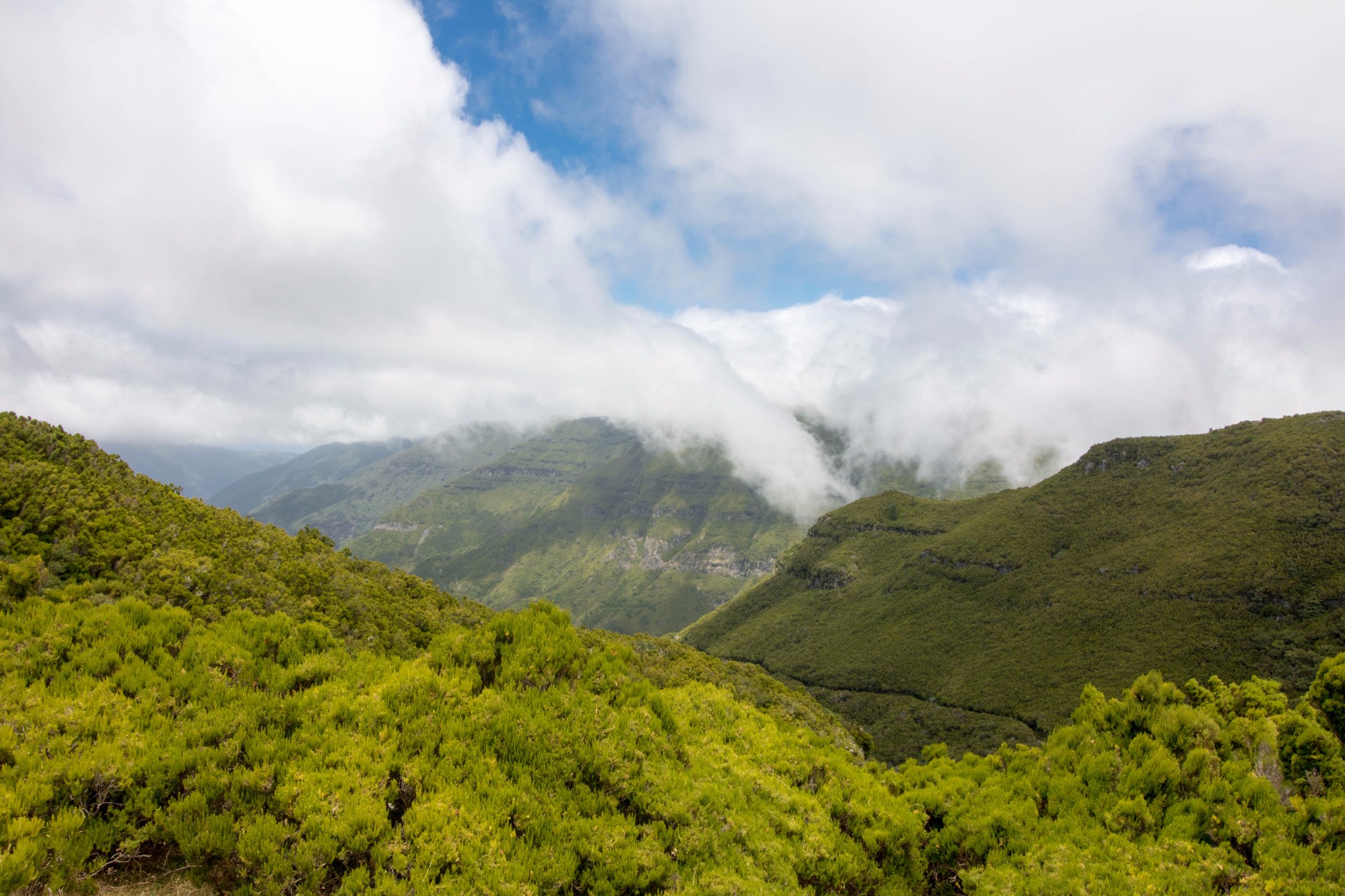 luscious-green-mountains-among-the-clouds-paul-da-serra