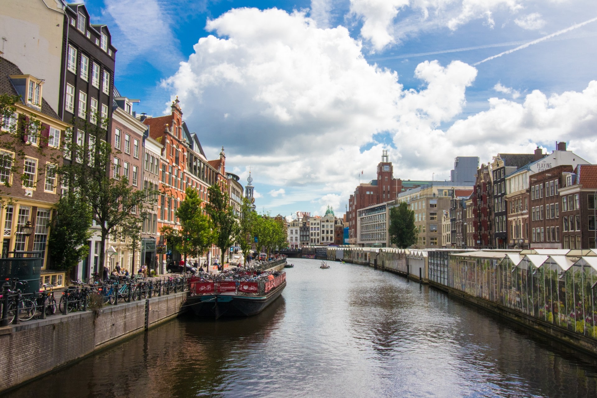 river-running-through-european-city-canal-with-flower-markets-and-buildings-on-either-side-on-a-hot-summers-day-2-day-amsterdam-itinerary