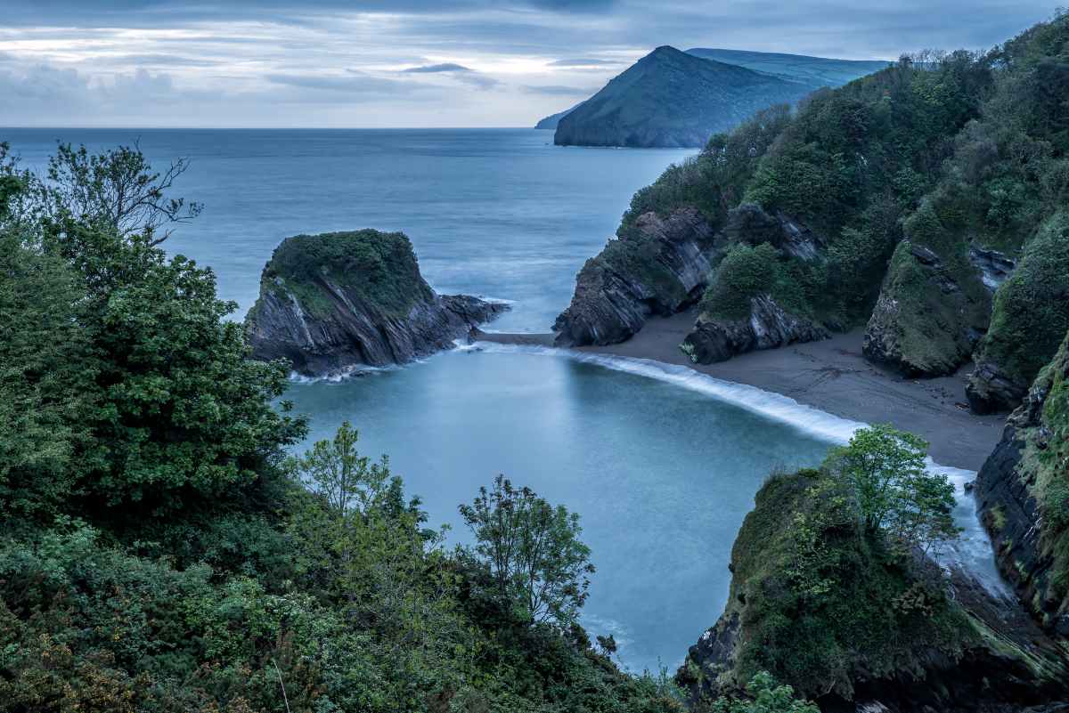 sunrise-at-watermouth-cove-places-to-visit-in-devon
