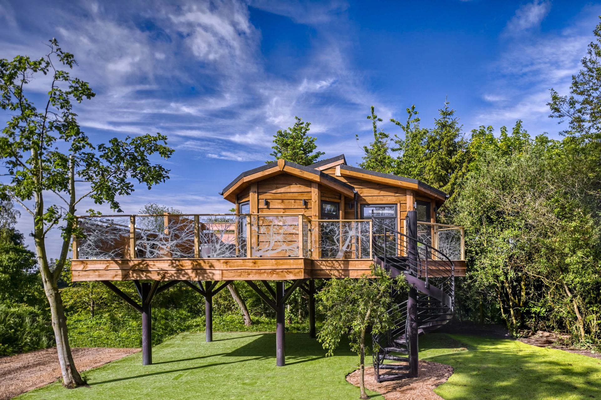 black-spiral-staircase-leading-up-to-treehouse-in-field-wolds-edge-bishop-wilton-yorkshire-treehouse-holidays-uk-with-hot-tub