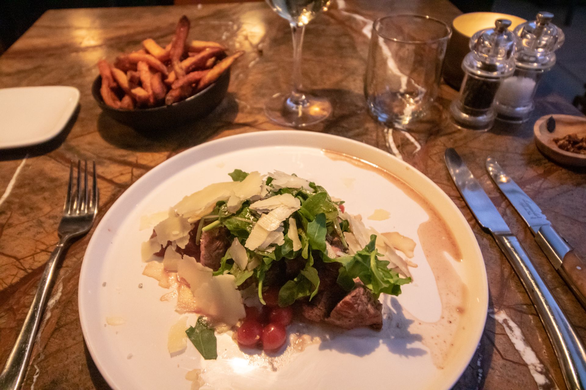 tagliata-di-manzo-and-vegetable-fries-and-white-wine-at-cosma-foodhouse-restaurant