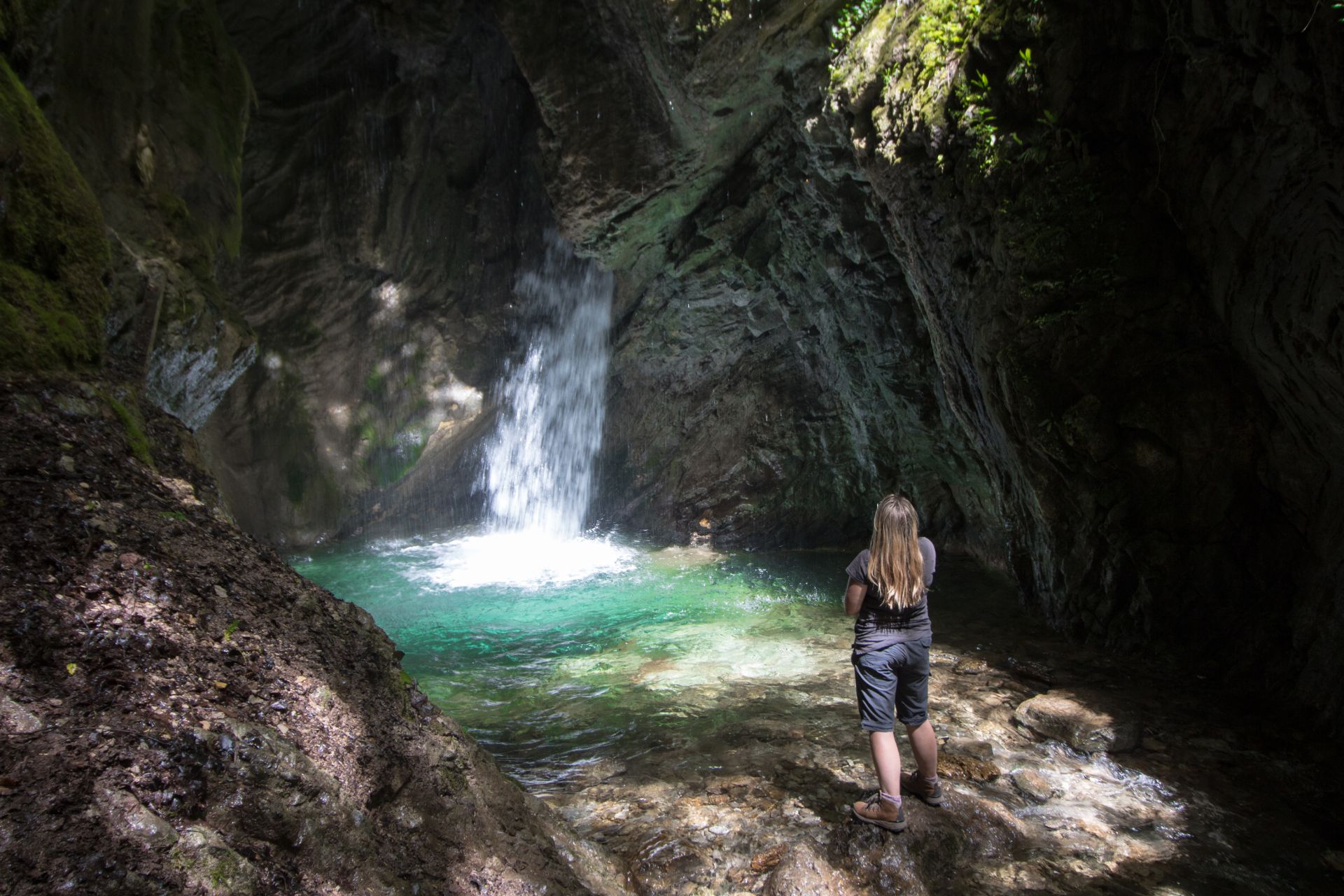 woman-standing-on-rock-admiring-a-waterfall-gorg-d'abiss