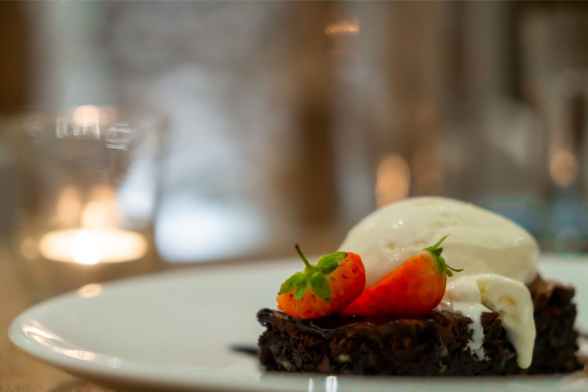 vanilla-ice-cream-and-dark-chocolate-brownie-with-strawberries-at-oxwich-bay-hotel-restaurant-wales