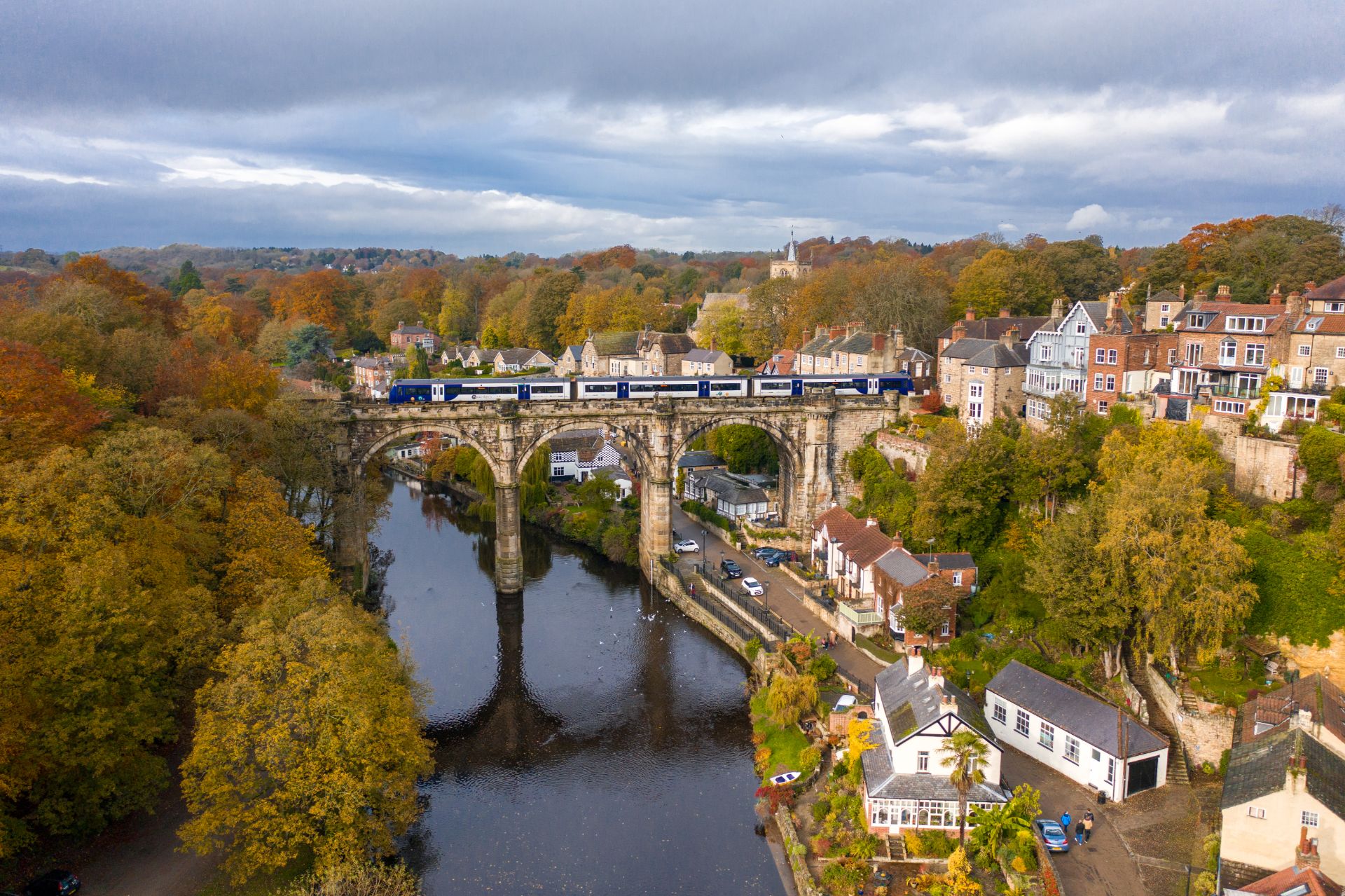 viaduct-running-through-cute-historic-town-over-the-river-on-an-autumn-day-knaresborough-england-uk-day-trips-from-leeds
