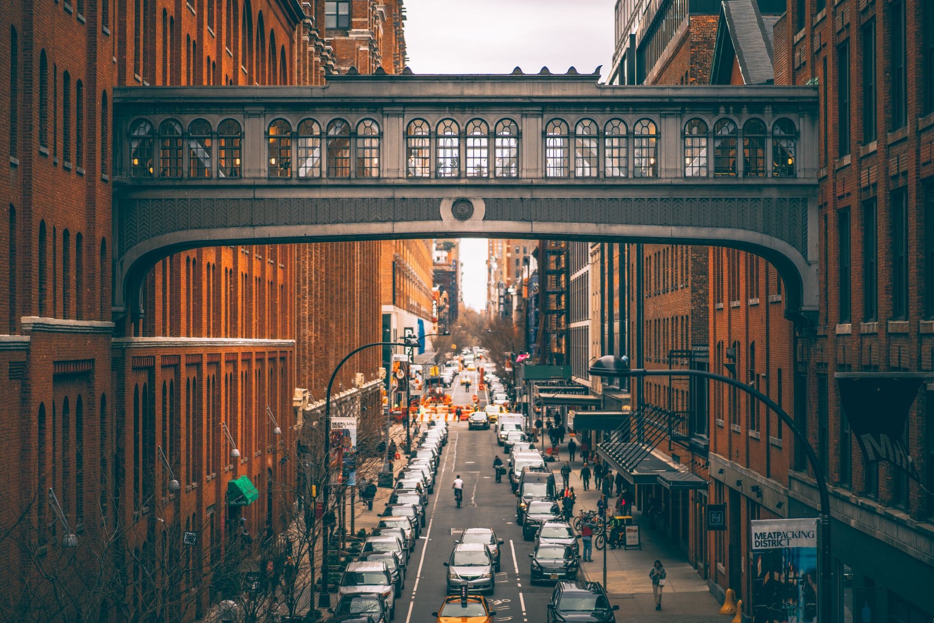 iconic-bridge-across-busy-manhattan-street-in-meatpacking-district-photographed-from-view-from-the-high-line-new-york-in-4-days