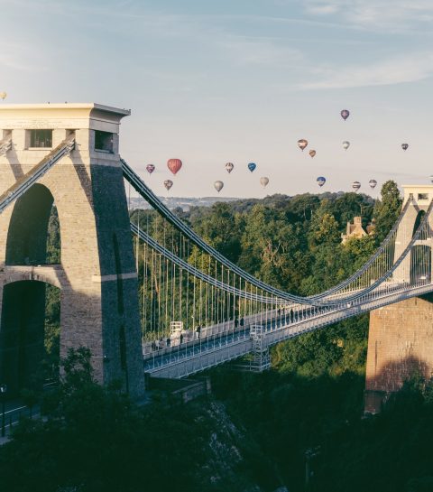 hot-air-balloons-flying-over-bristol-suspension-bridge-for-bristol-international-balloon-fiesta-best-uk-city-breaks-for-couples