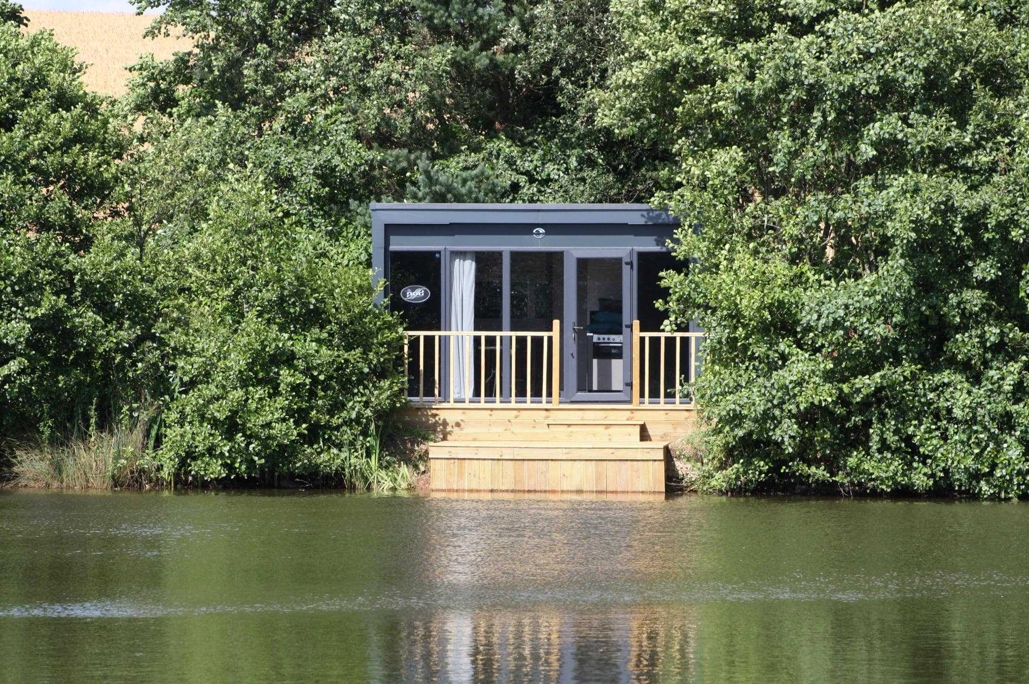 lodge-on-a-lake-cabins-surrounded-by-trees-in-cardiff