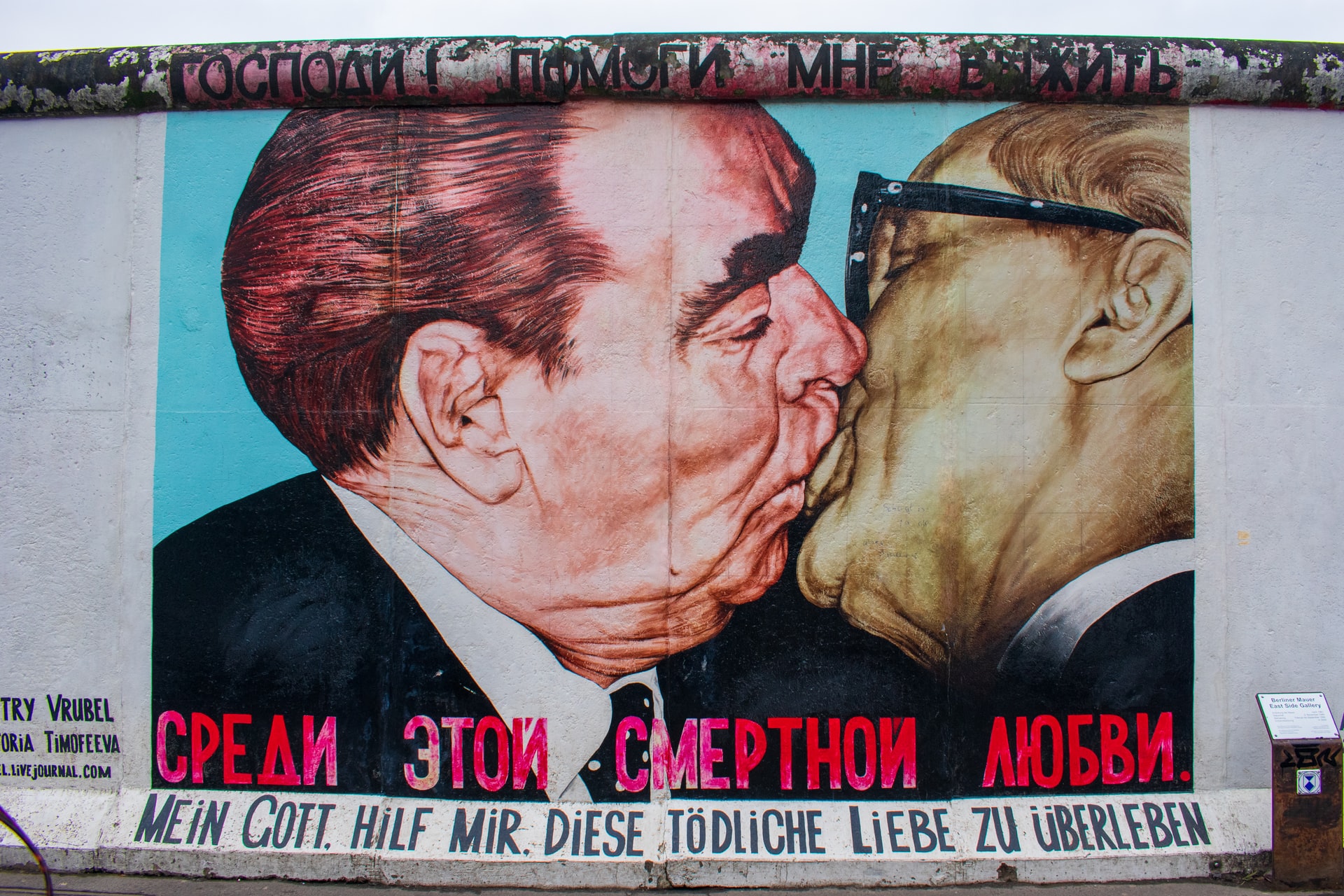 two-men-kissing-in-graffiti-street-art-at-the-east-side-gallery