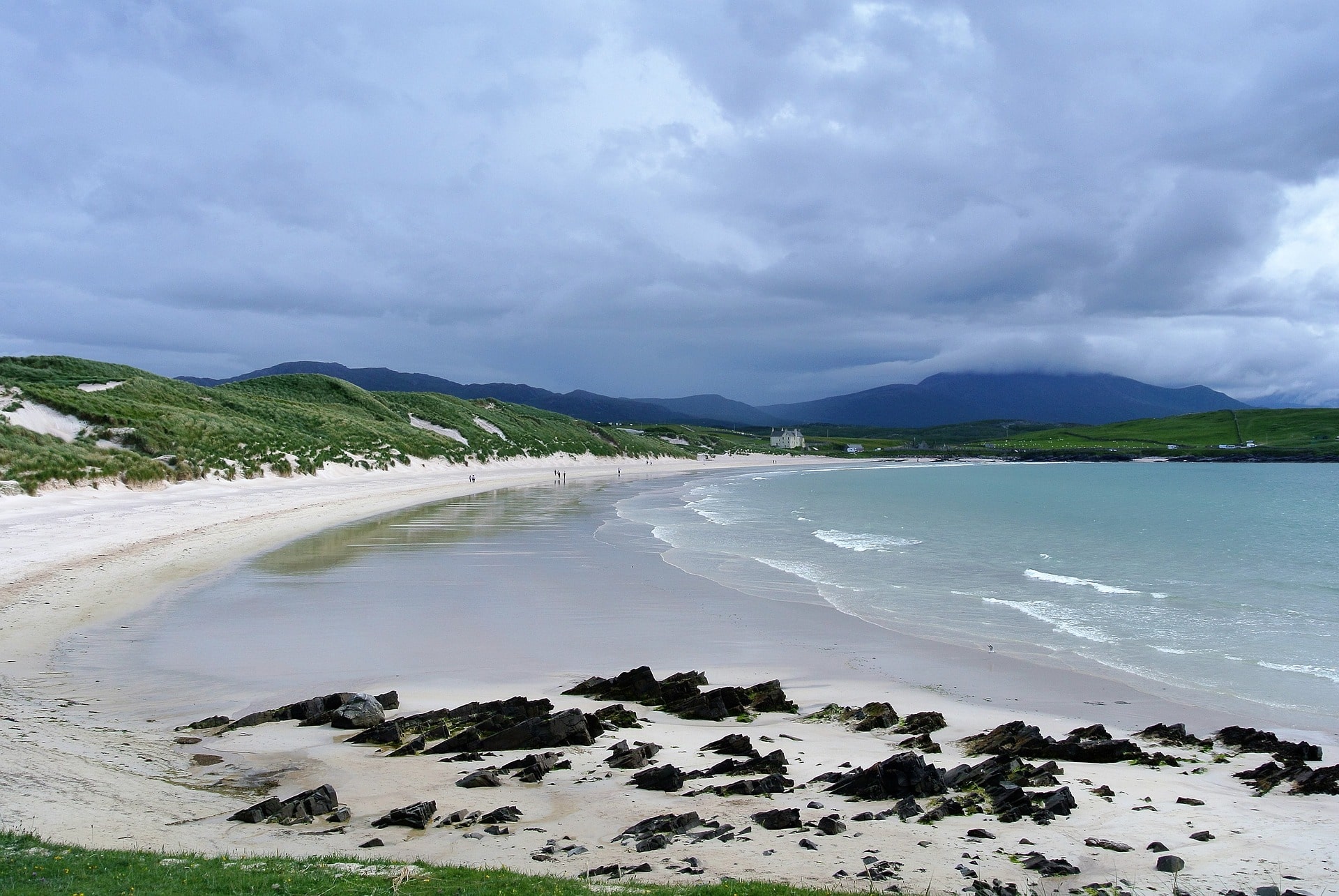 white-sand-beach-with-sand-dunes-in-background-in-durness