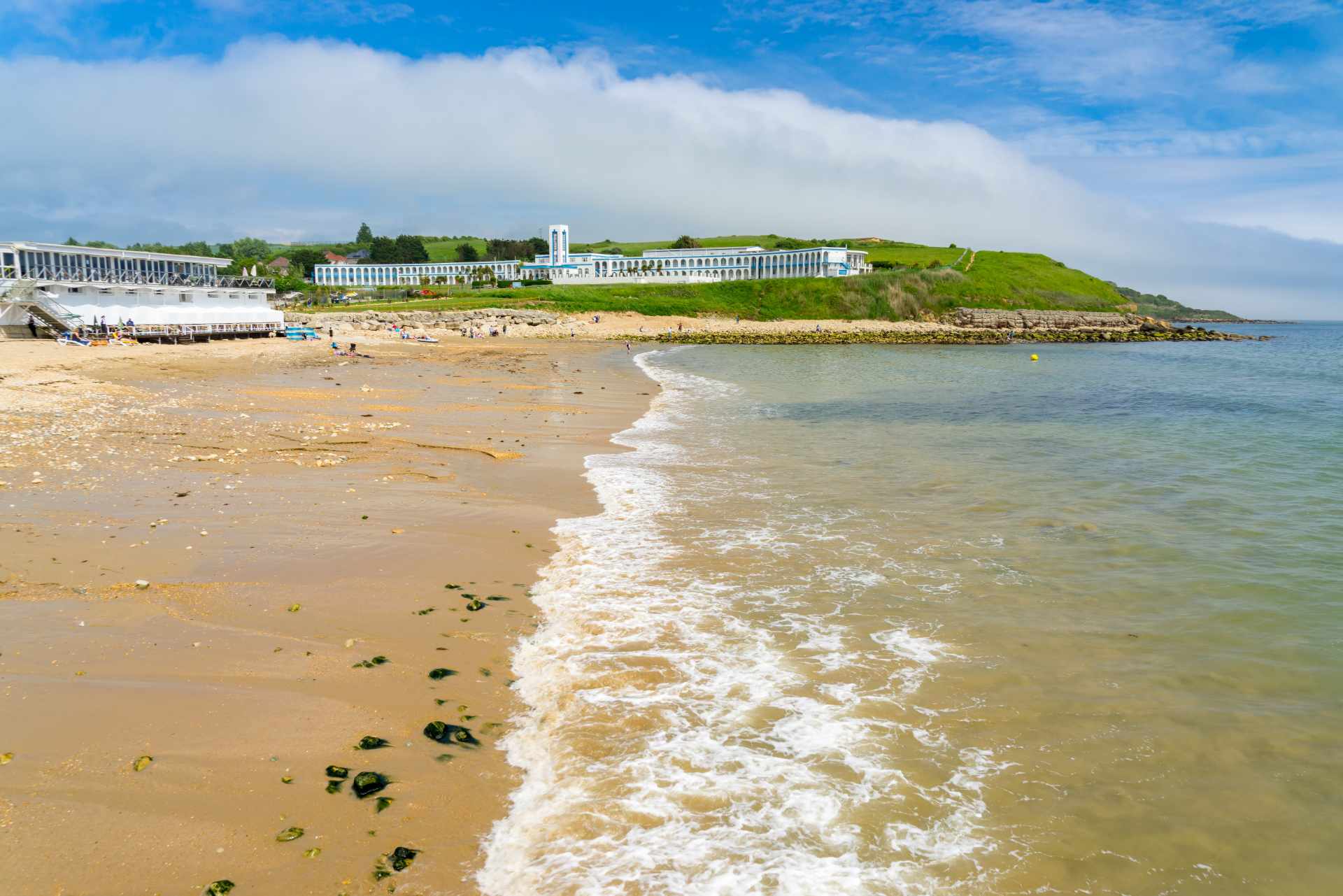 beach-with-buildings-and-hill-in-background-bowleaze-cove