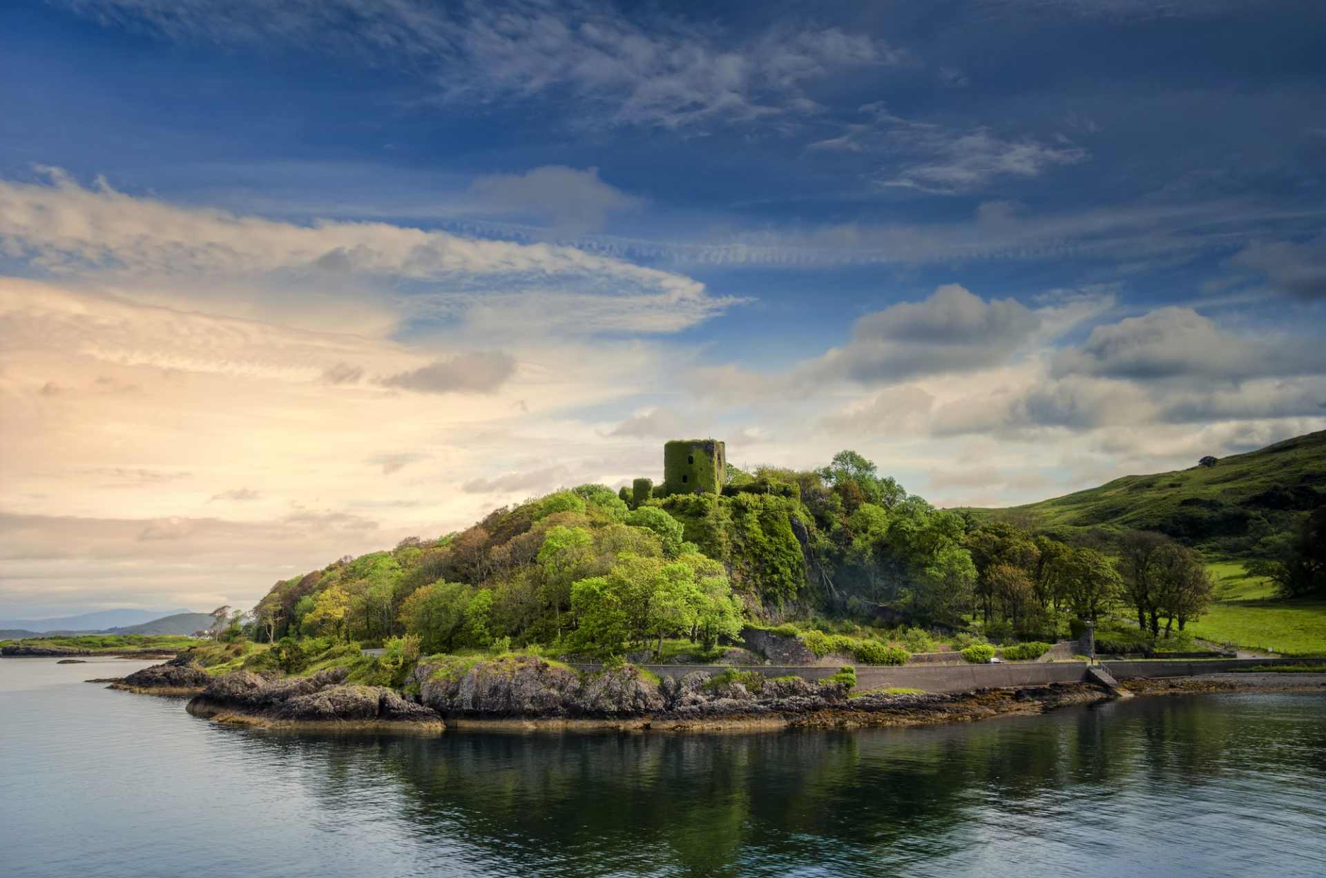 dunollie-castle-on-lochside-in-oban-at-sunset-day-trips-from-glasgow