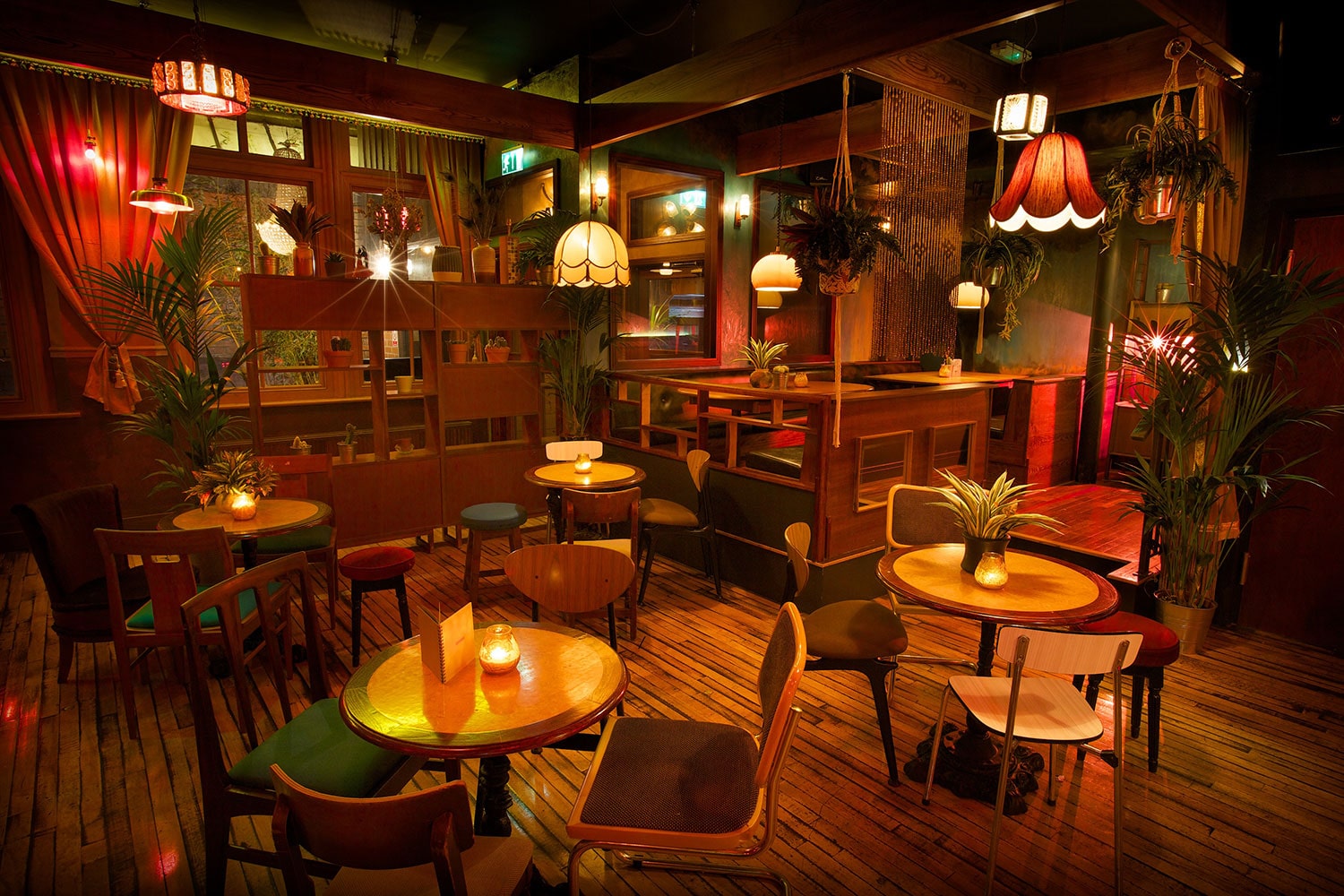 inside-the-hockley-arts-club-restaurant-at-night