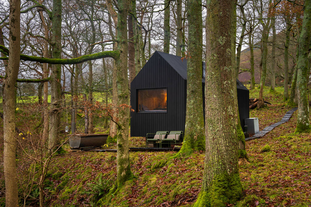 isolated-black-cabin-with-hot-tub-in-woods-forest-hinterlandes-cabin-lorton