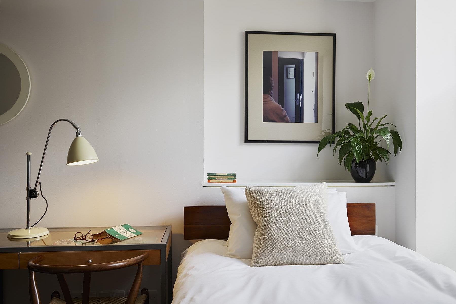 minimalist-bedroom-at-myhotel-bloomsbury