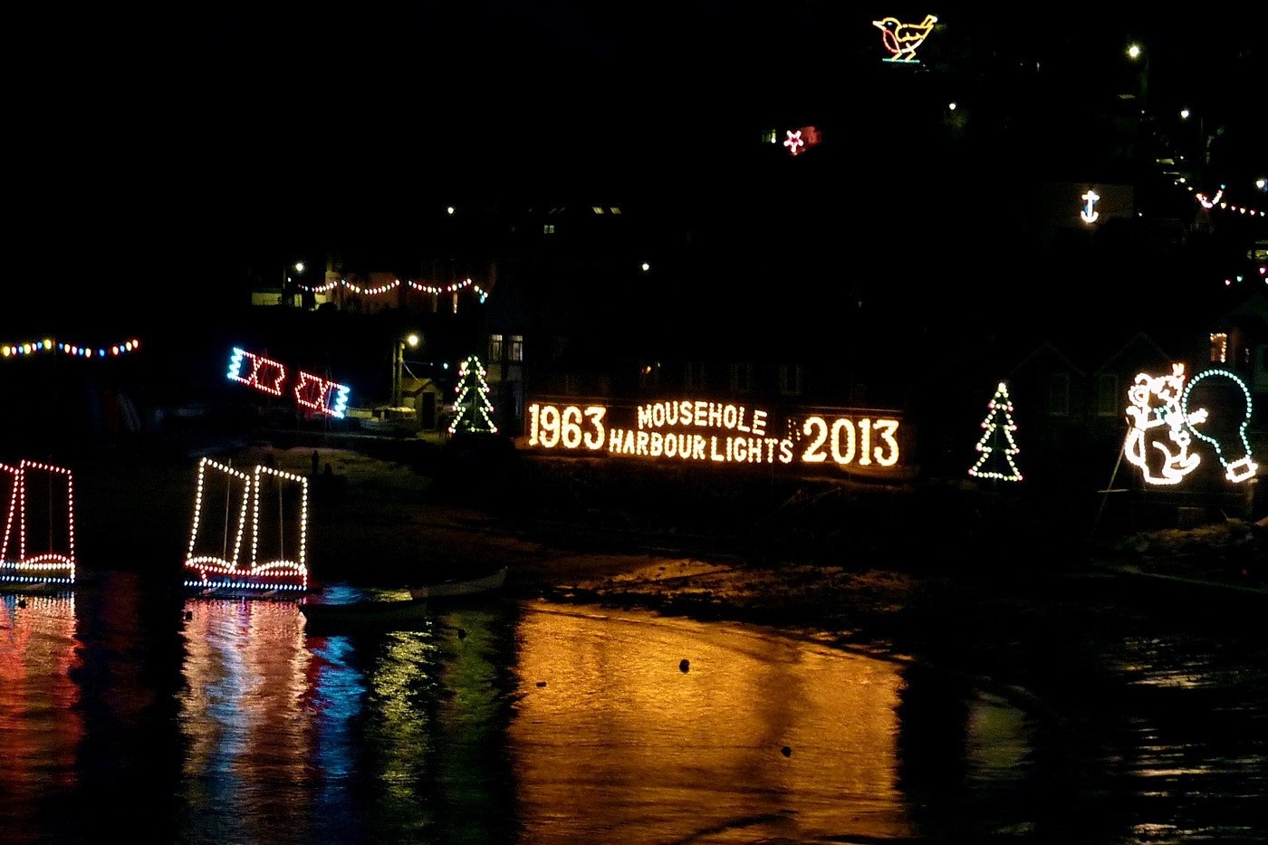 mousehole-christmas-lights-illuminations-at-night-on-harbour