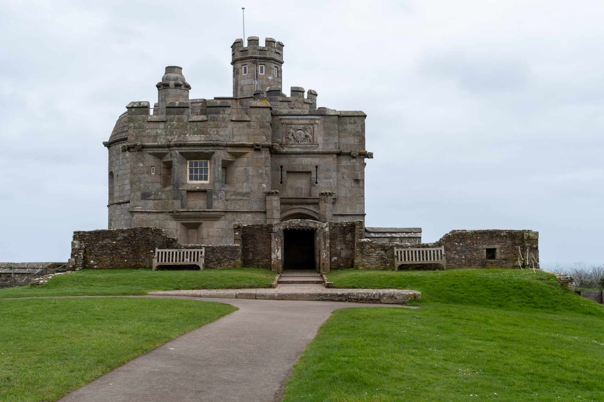 pendennis-castle-on-cloudy-dull-day