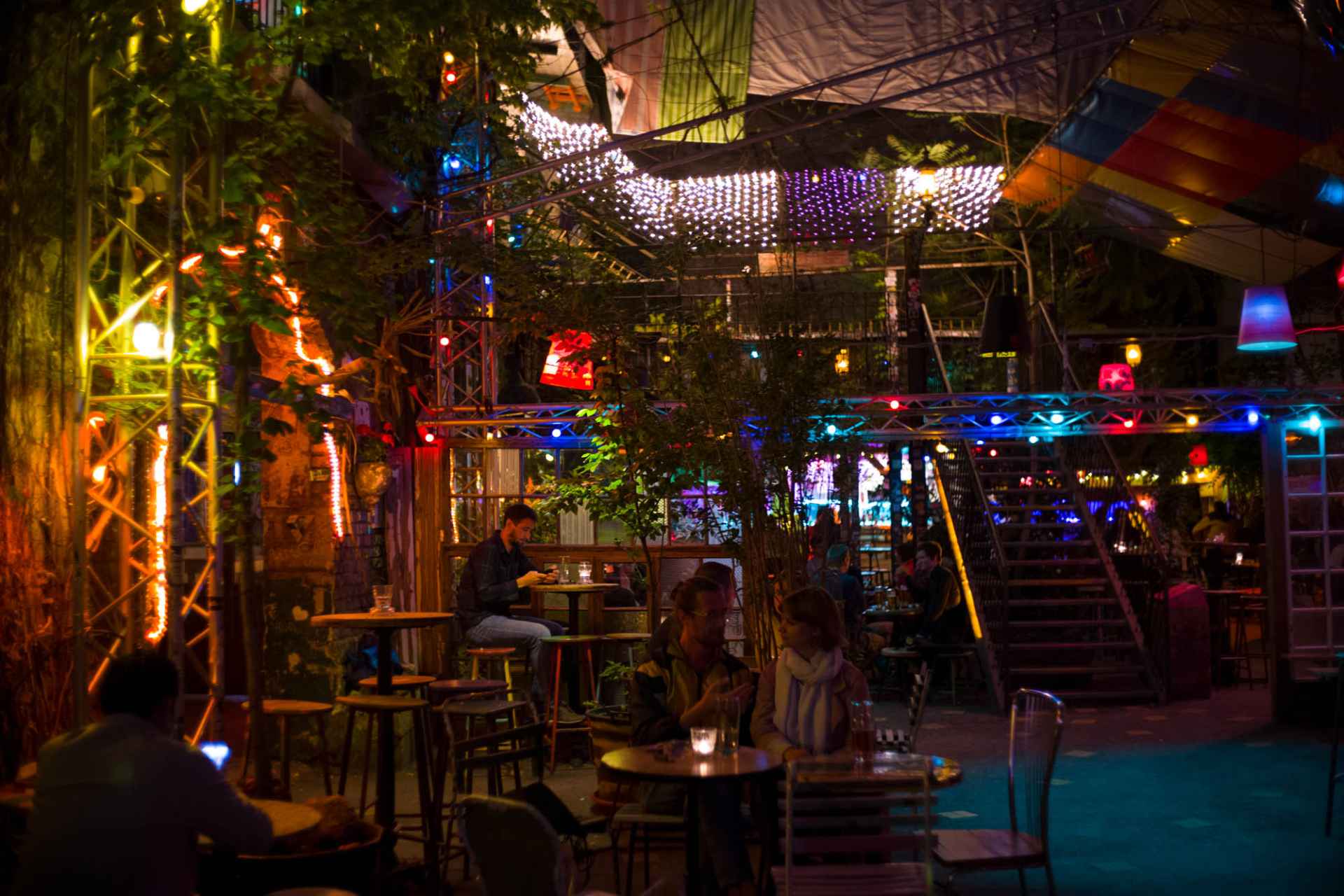 people-sat-around-drinking-in-dark-quirky-indie-bar-szimpla-kert-4-days-in-budapest-itinerary