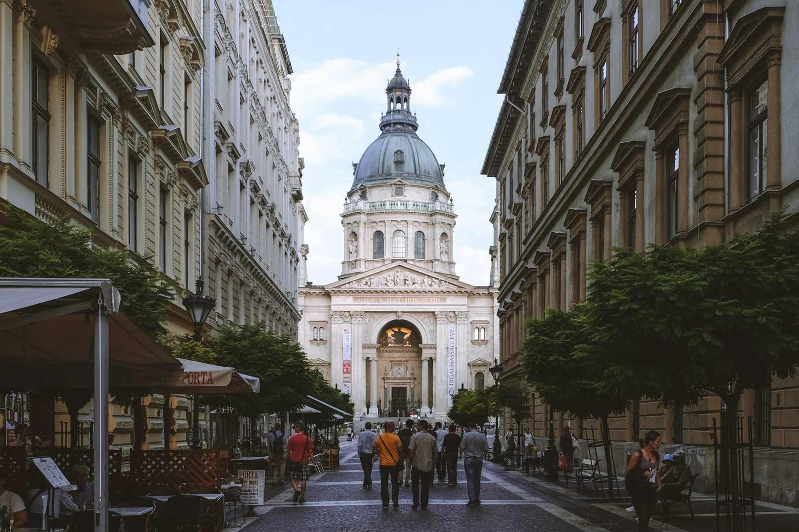 quaint-street-of-outdoor-restaurants-and-people-walking-leading-up-to-st-stephens-basilica