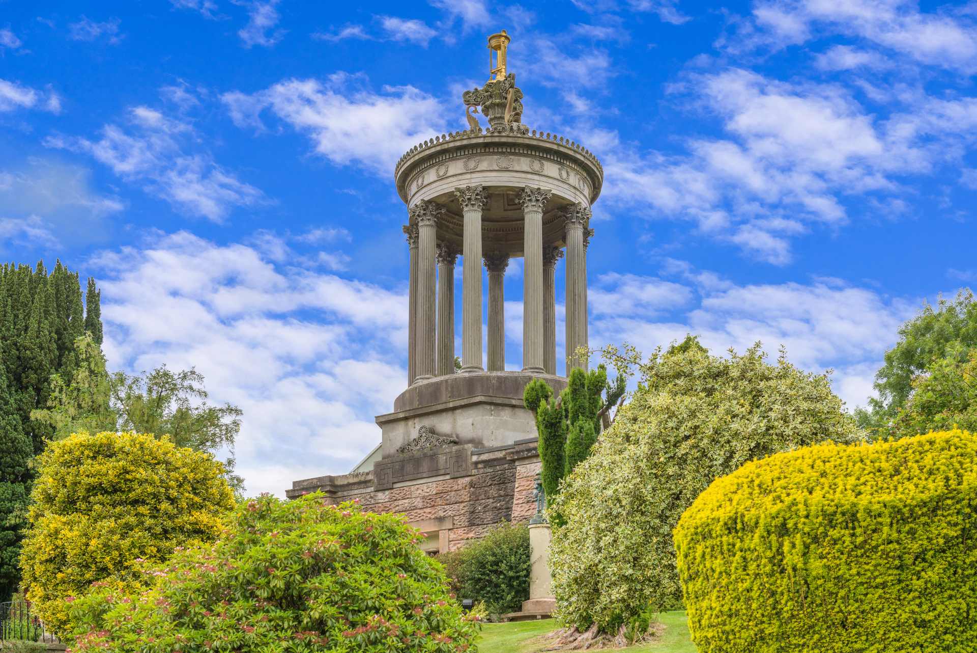 robert-burns-monument-and-gardens-on-sunny-day-along-ayrshire-coast-day-trips-from-glasgow
