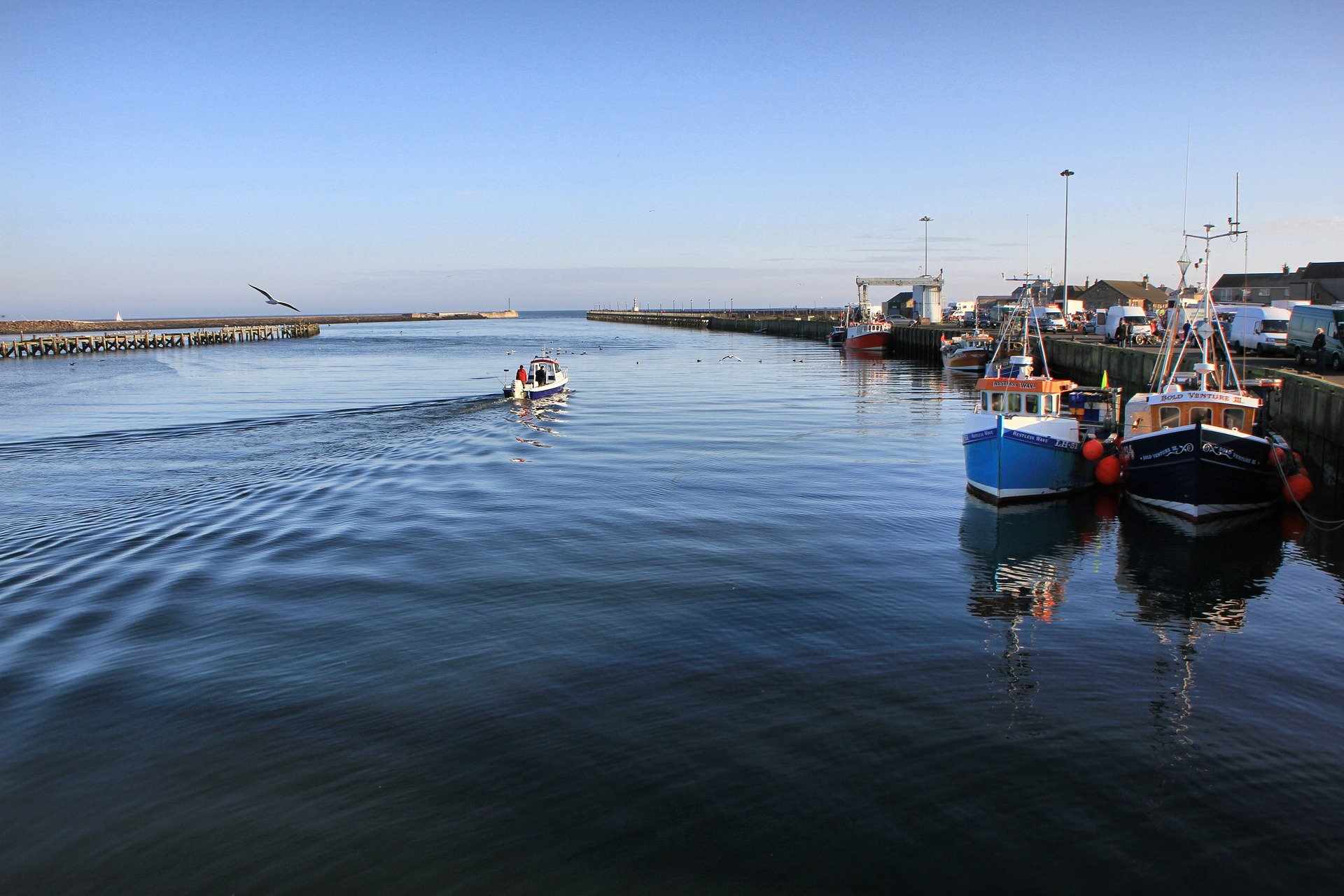boat-on-water-by-amble-harbour-on-sunny-day-best-places-to-visit-in-northumberland