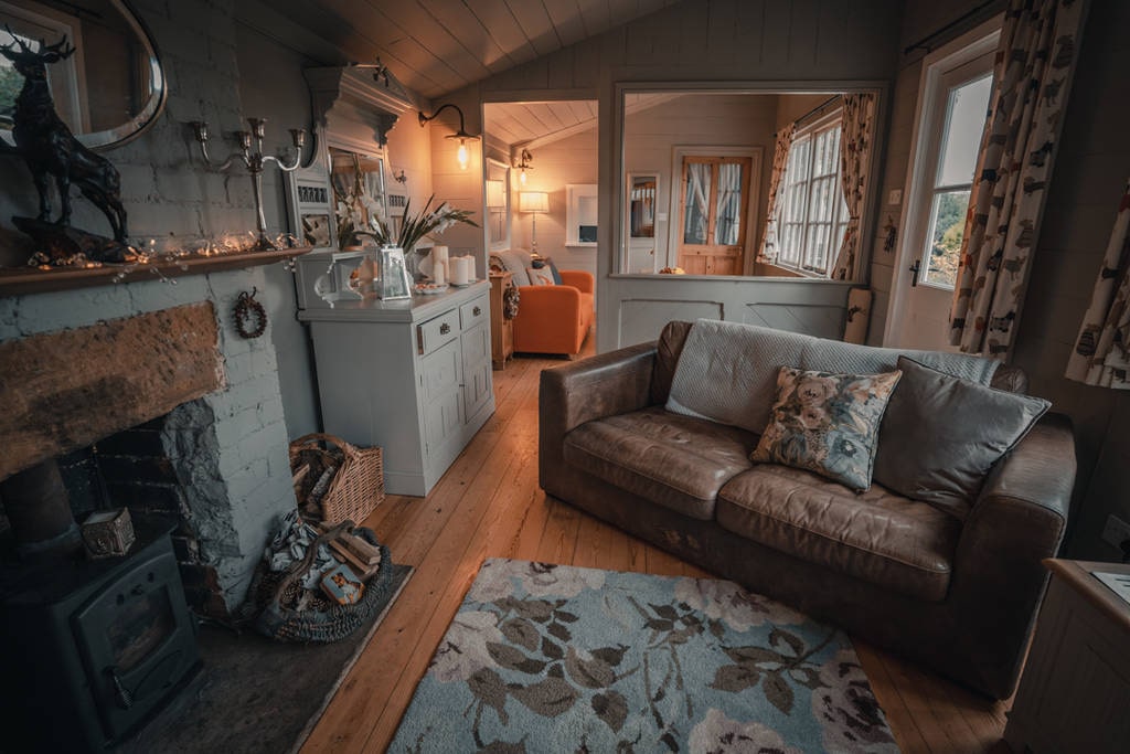 cosy-living-room-in-the-waiting-room-cabin