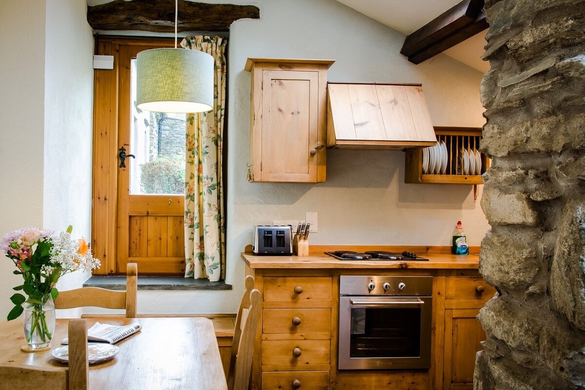 country-kitchen-and-dining-table-in-grove-corner-cottage-on-grove-farm