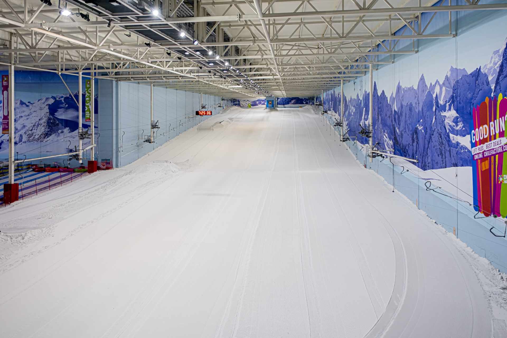 empty-snow-ski-slope-at-chill-factore-indoor-skiing-centre-indoor-activities-manchester