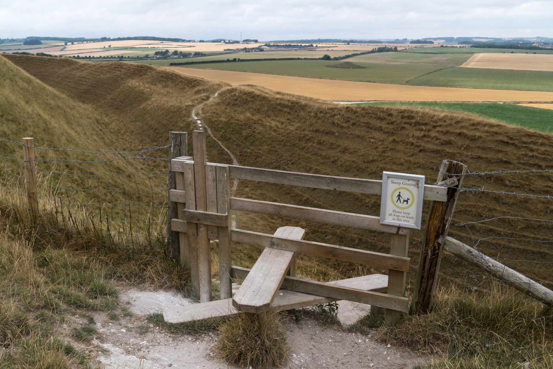 english-countryside-stile-with-dog-gate-leading-to-fields-maiden-castle