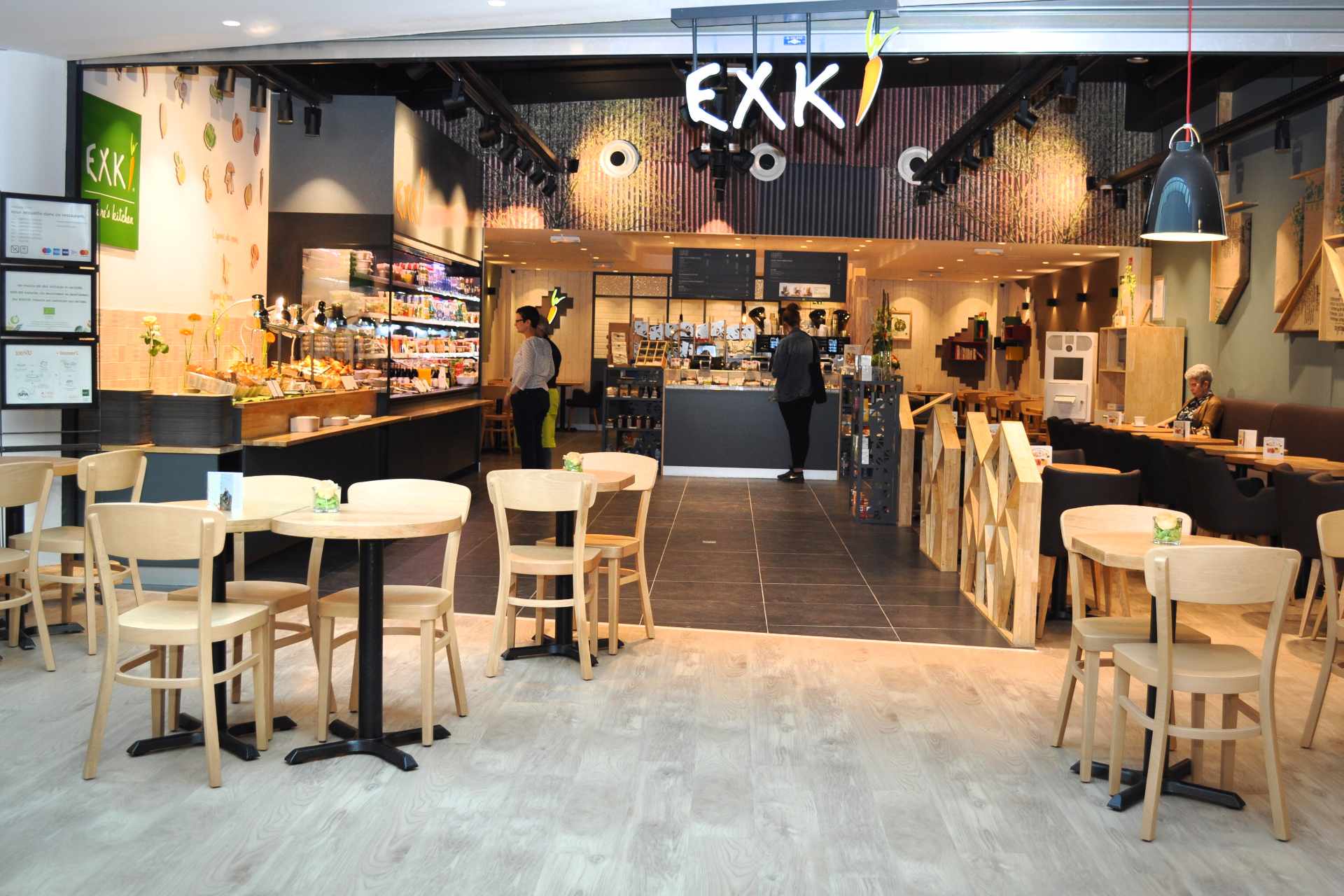 exki-takeaway-cafe-with-tables-and-chairs