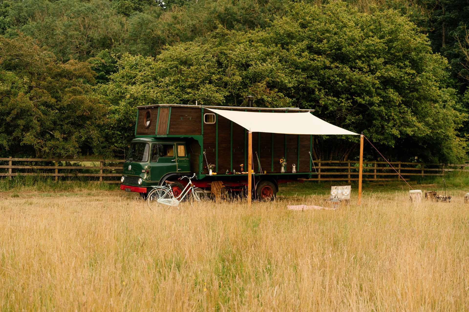 green-horsebox-grassy-in-field-at-abbeyfield-glamping-northumberland