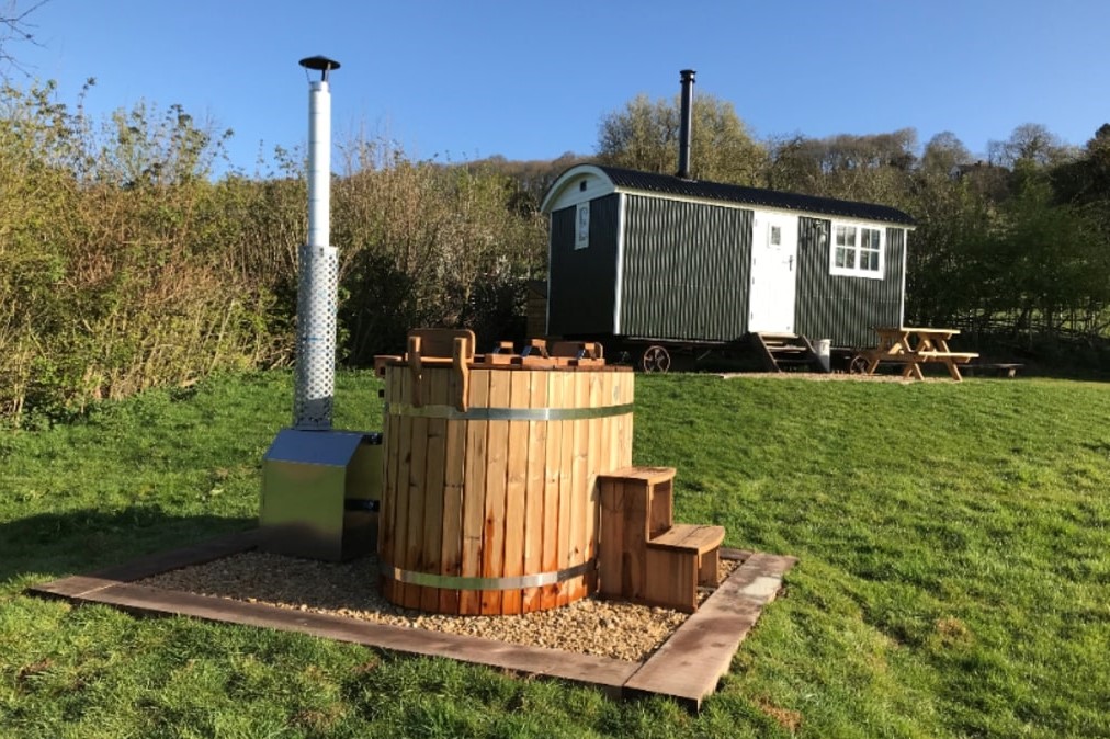 hope-house-farm-shepherds-hut-and-hot-tub-in-field-on-sunny-day-glamping-herefordshire