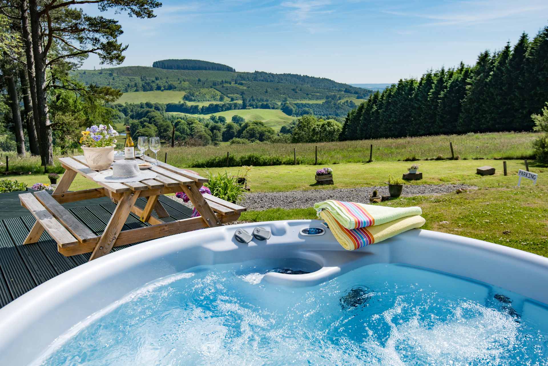 hot-tub-and-picnic-table-with-countryside-views-lodges-with-hot-tubs-scotland