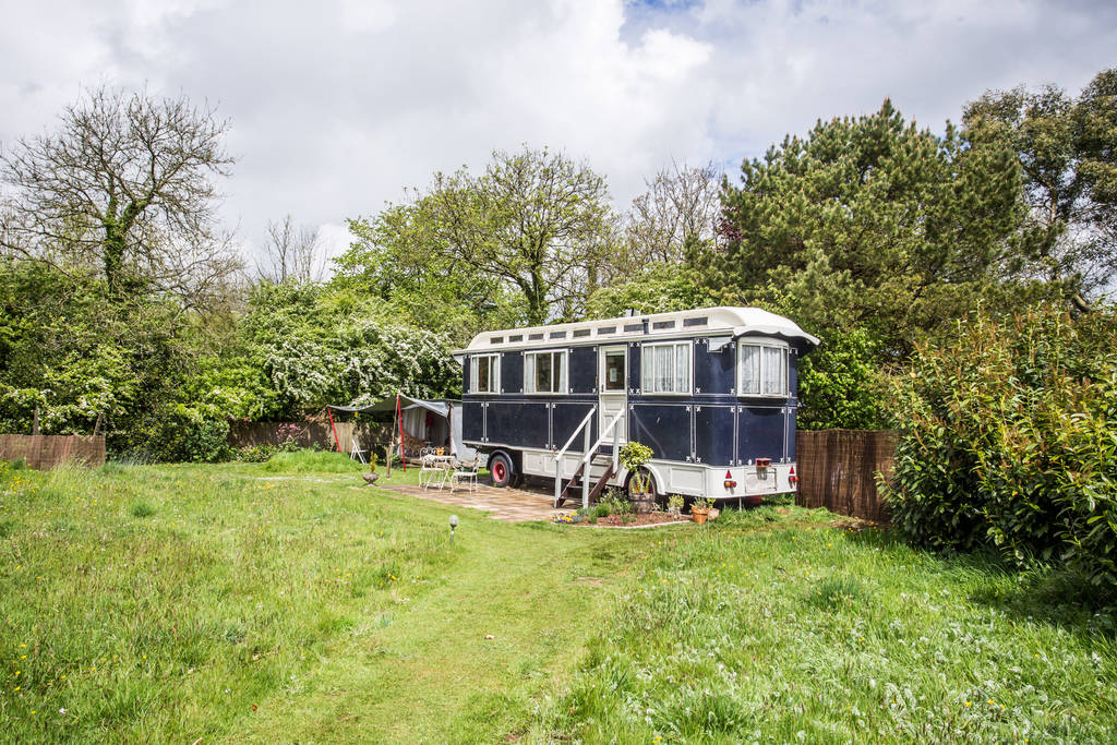navy-and-white-mendip-molly-wagon-in-field-on-sunny-day-at-croft-cottage