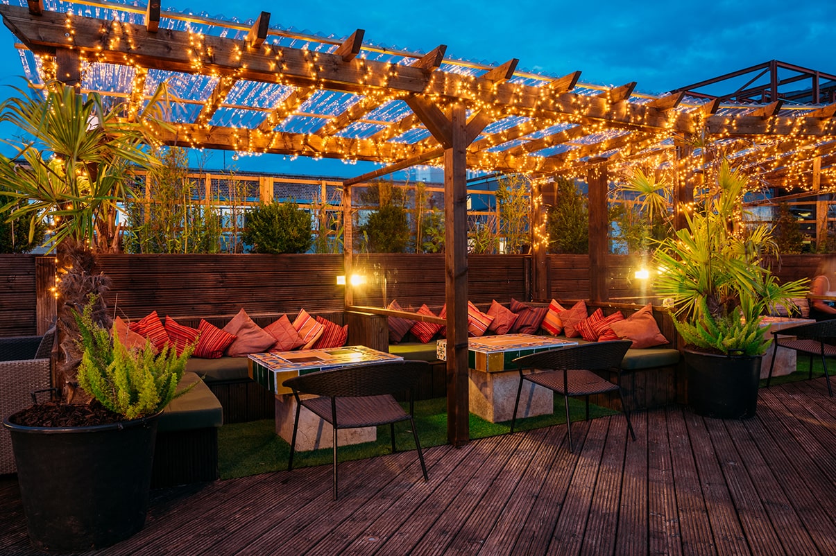 outdoor-rooftop-garden-at-funky-flamingo-bottomless-brunch-southampton