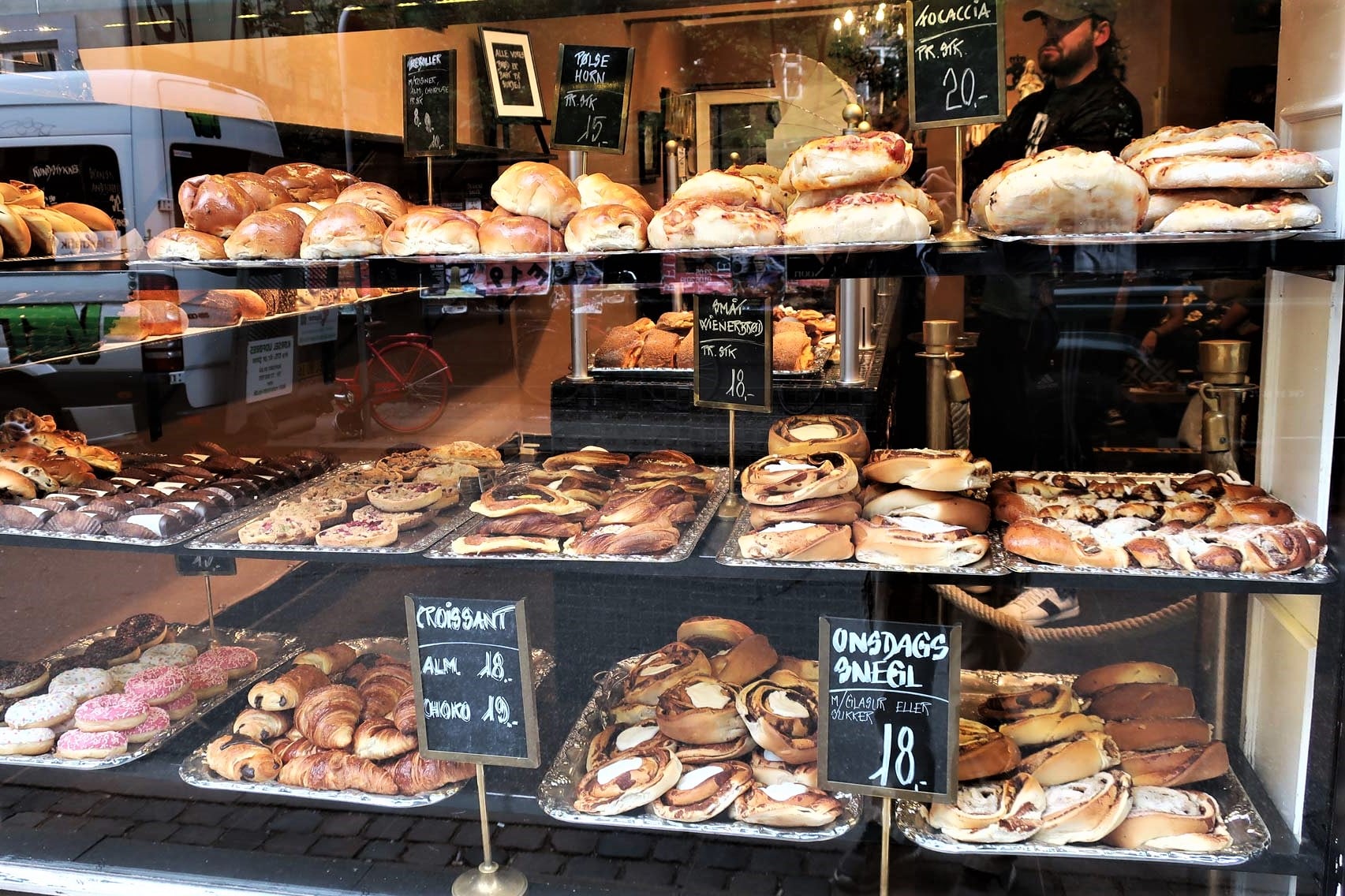 pastries-in-window-of-sankt-peders-bageri-bakery