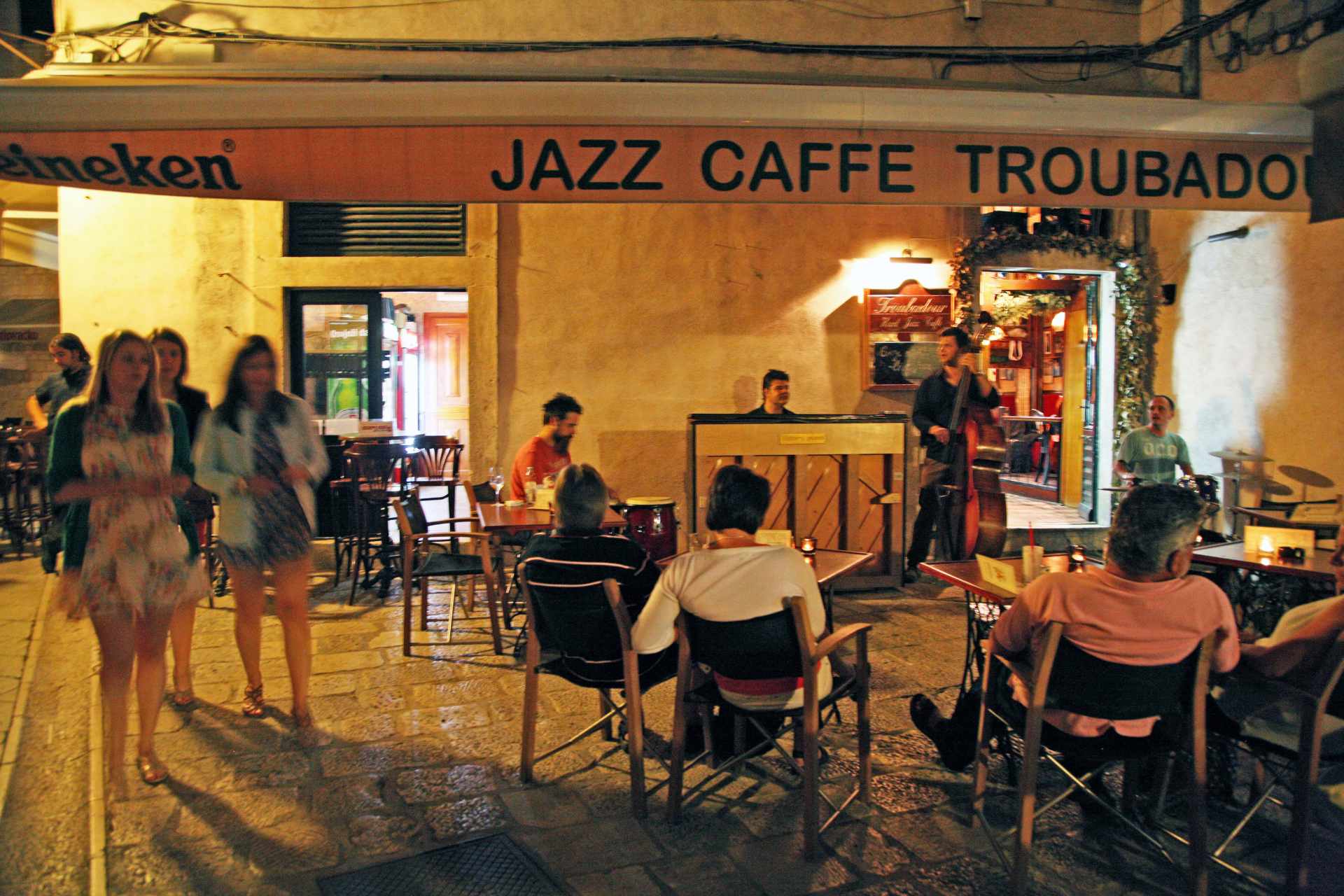people-listening-to-jazz-at-troubadour-hard-jazz-caffe-in-evening