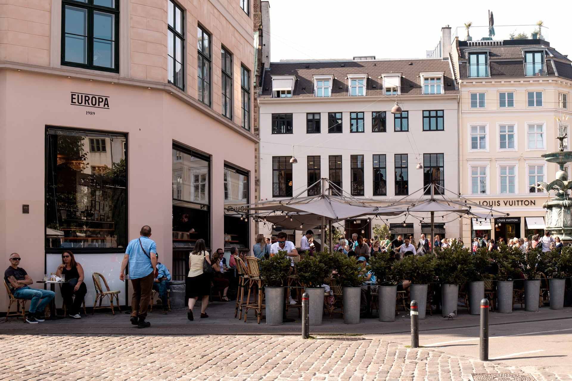people-walking-around-strøget-shopping-street-and-square