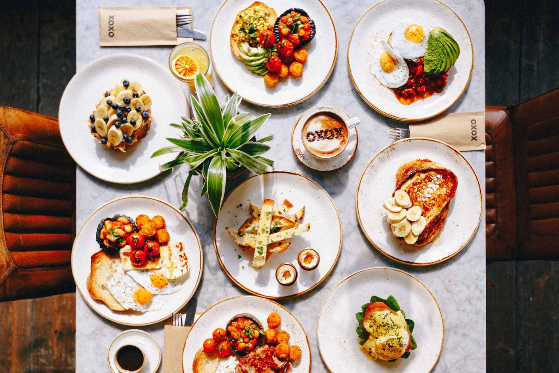 plates-of-brunch-on-marble-restaurant-table-at-xoxo-bar