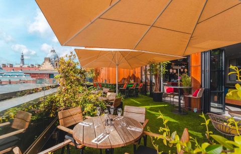 restaurant-table-on-east-59th-rooftop-overlooking-city-with-prosecco-glasses-bottomless-brunch-leeds