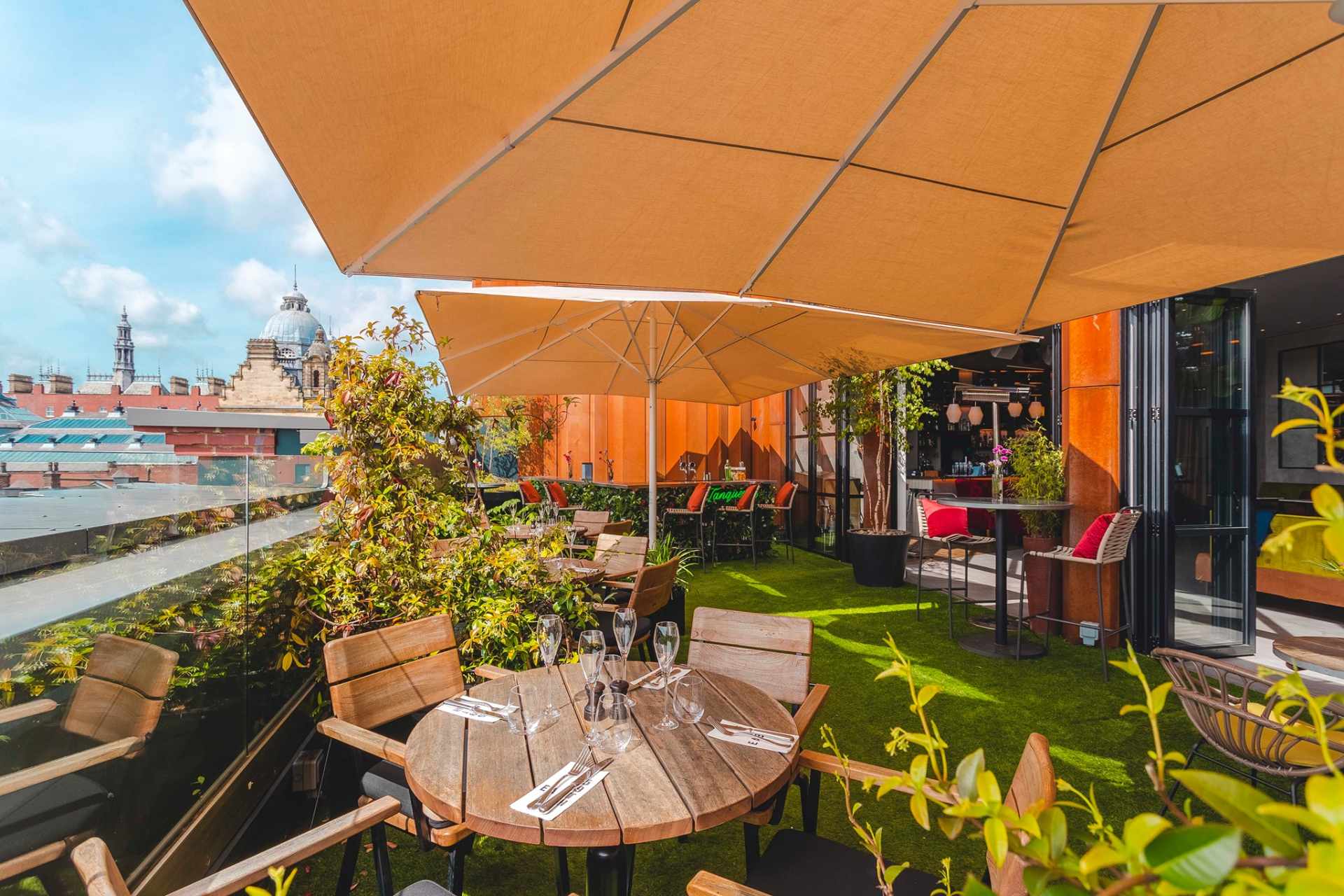 restaurant-table-on-east-59th-rooftop-overlooking-city-with-prosecco-glasses-bottomless-brunch-leeds