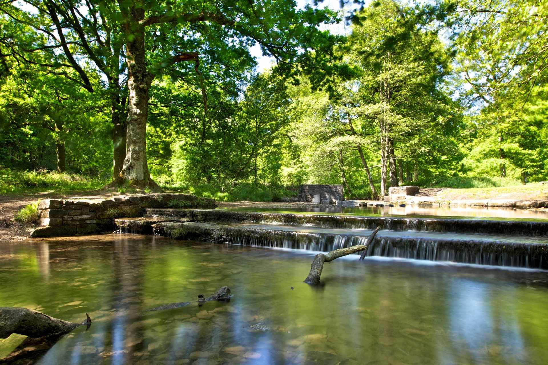 small-waterfall-in-pond-at-wenchford-picnic-site-things-to-do-in-the-forest-of-dean