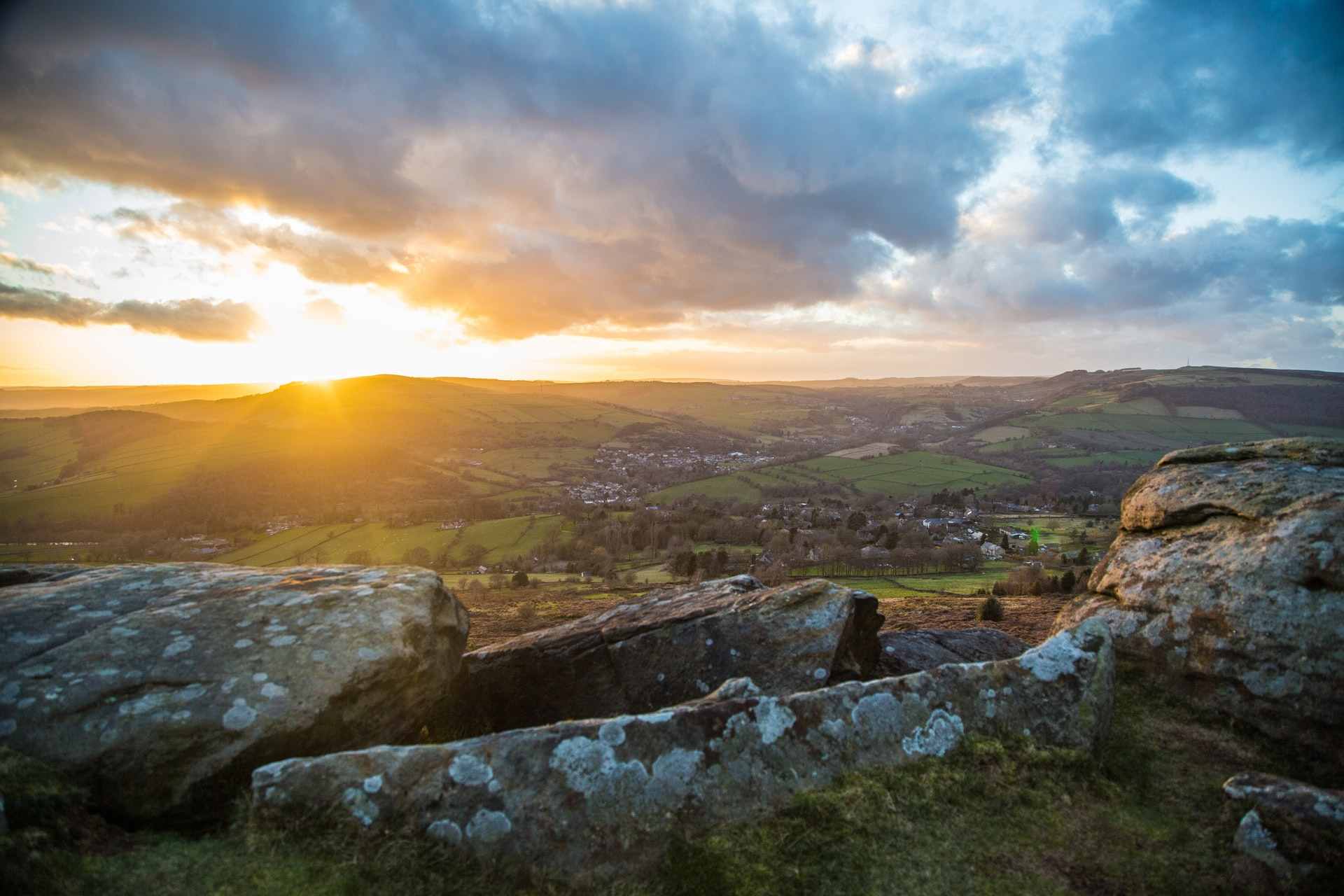sunset-over-countryside-views-from-baslow-edge-best-peak-district-walks