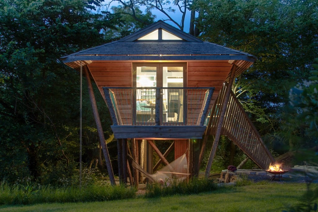 the-front-of-orchard-rooms-treehouse-in-evening-glamping-somerset