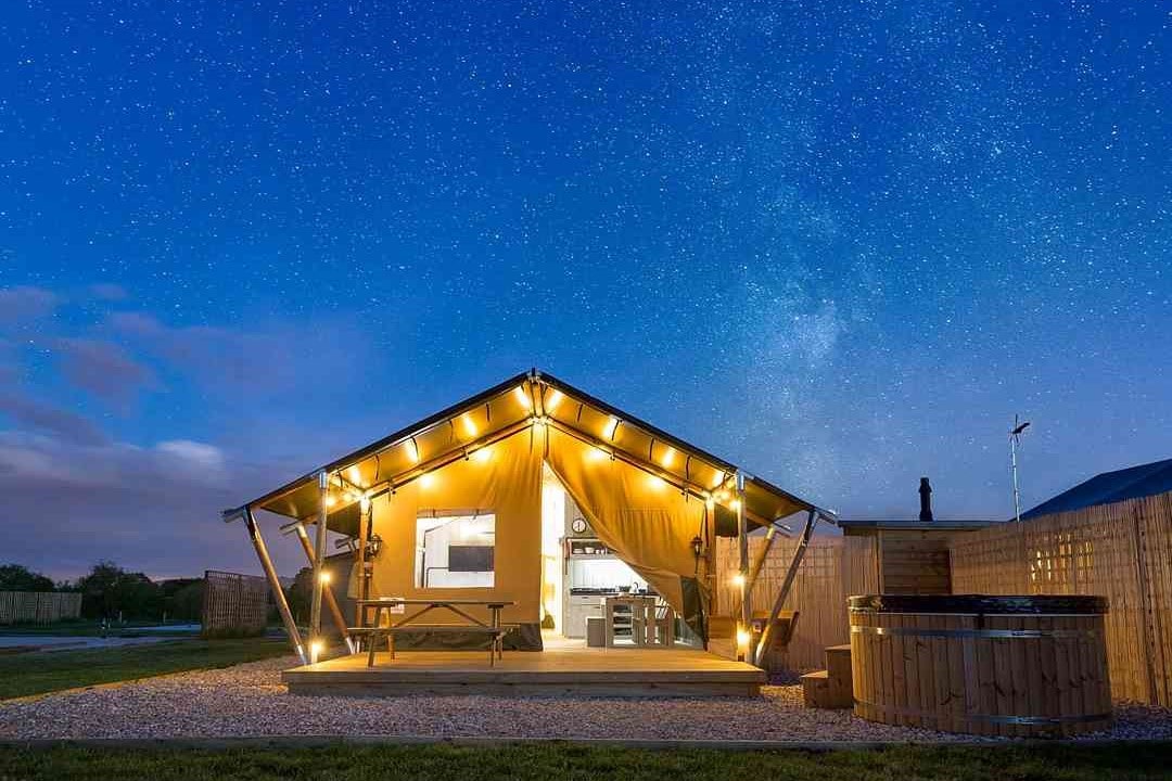 bowbrook-lodges-zebra-lodge-with-hot-tub-lit-up-on-starry-night-glamping-worcestershire