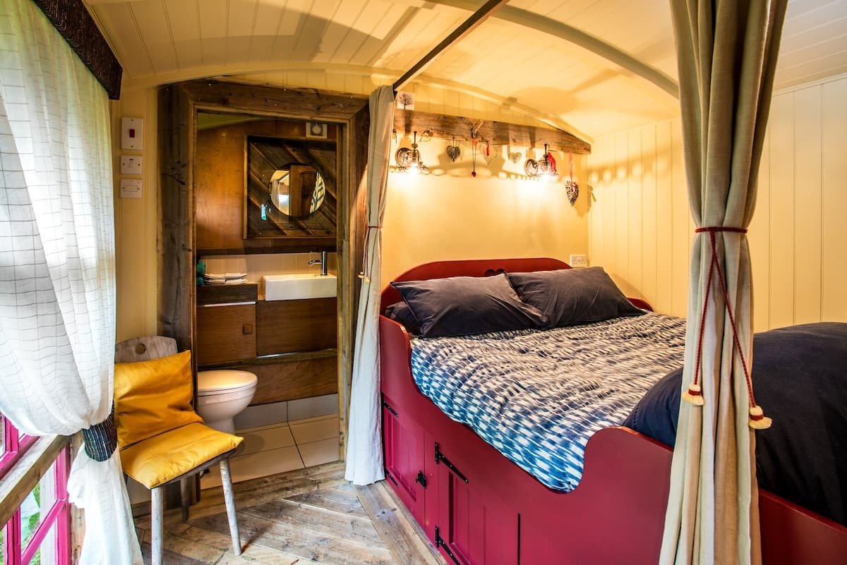 cabin-bed-and-ensuite-bathroom-inside-the-hut-therapy-hut