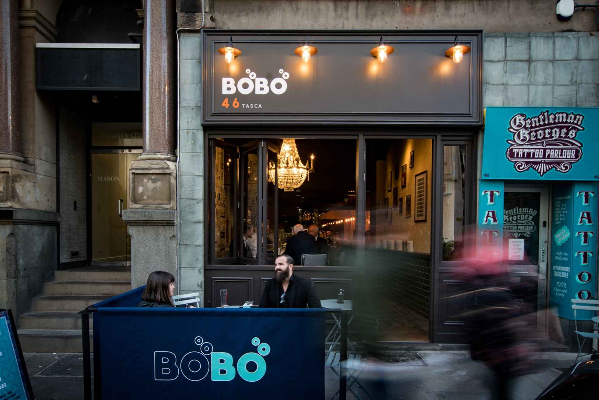 couple-drinking-outside-bobo-bar
