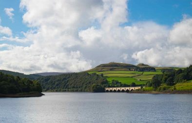 crook-hill-by-ladybower-reservoir-walks-on-sunny-day