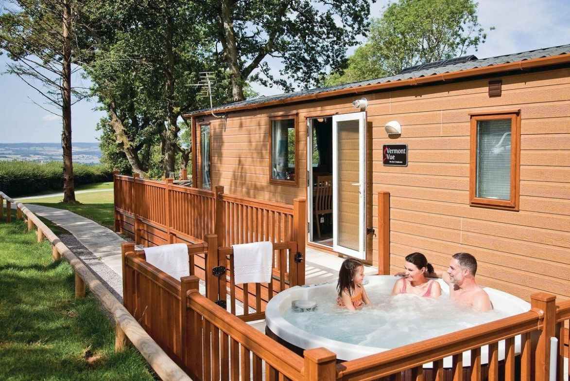 family-in-hot-tub-by-woodbury-woods-cabin